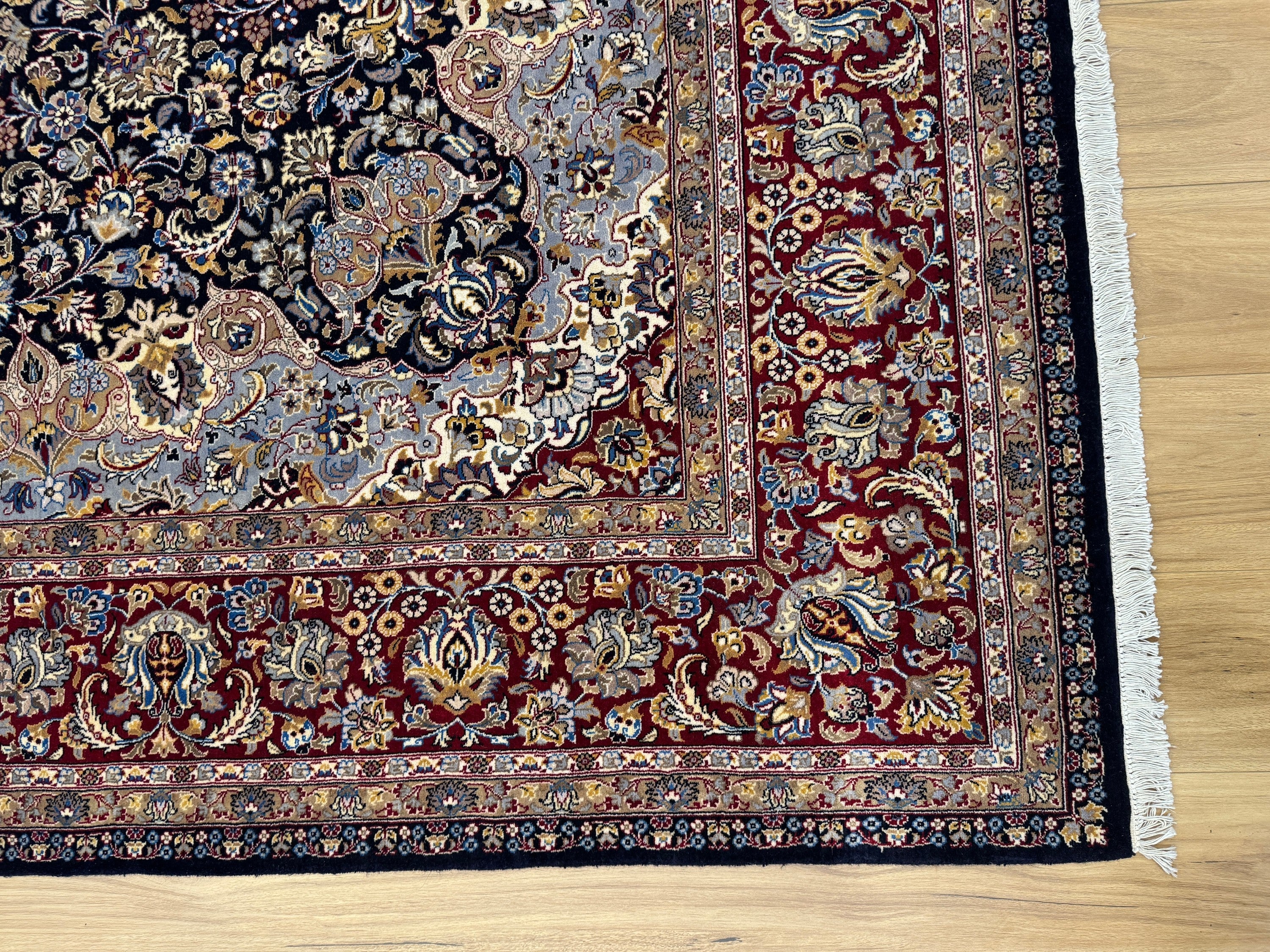 Isfahan Rug - 320 cm x 241 cm