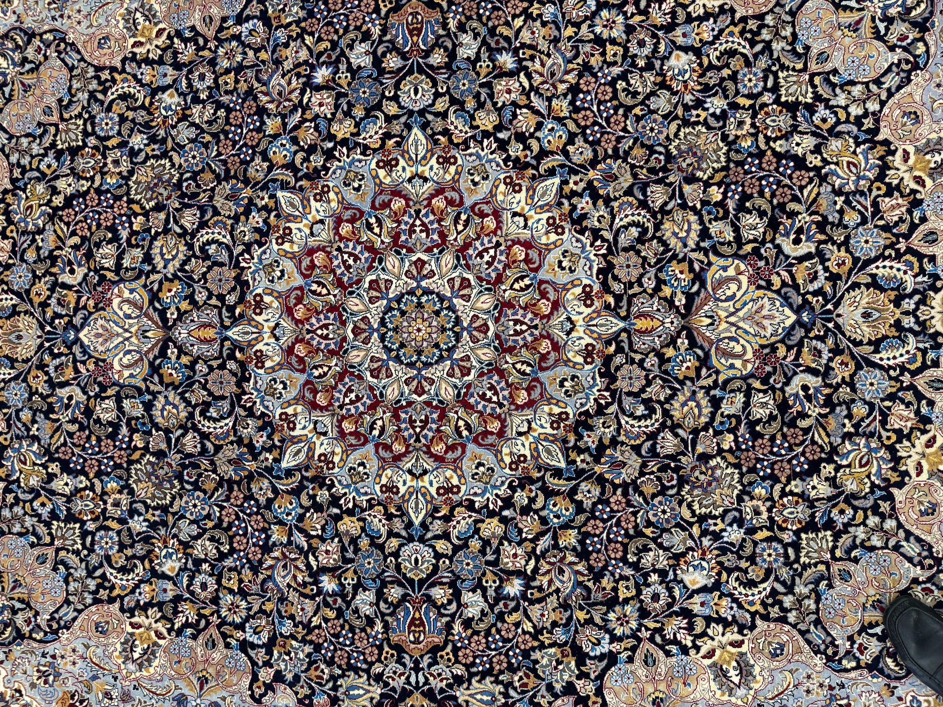 Isfahan Rug - 320 cm x 241 cm