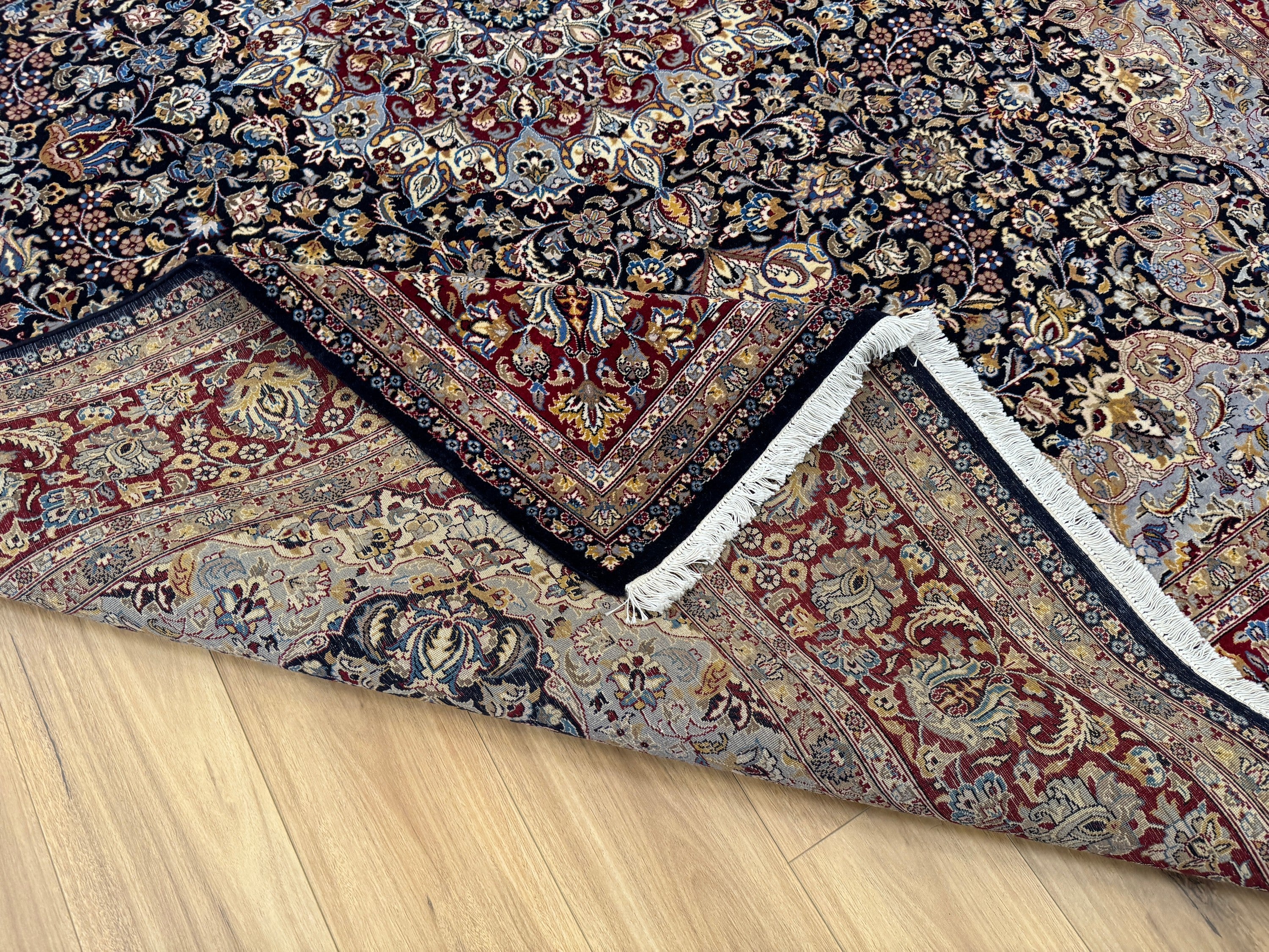 Isfahan Rug - 320 cm x 241 cm
