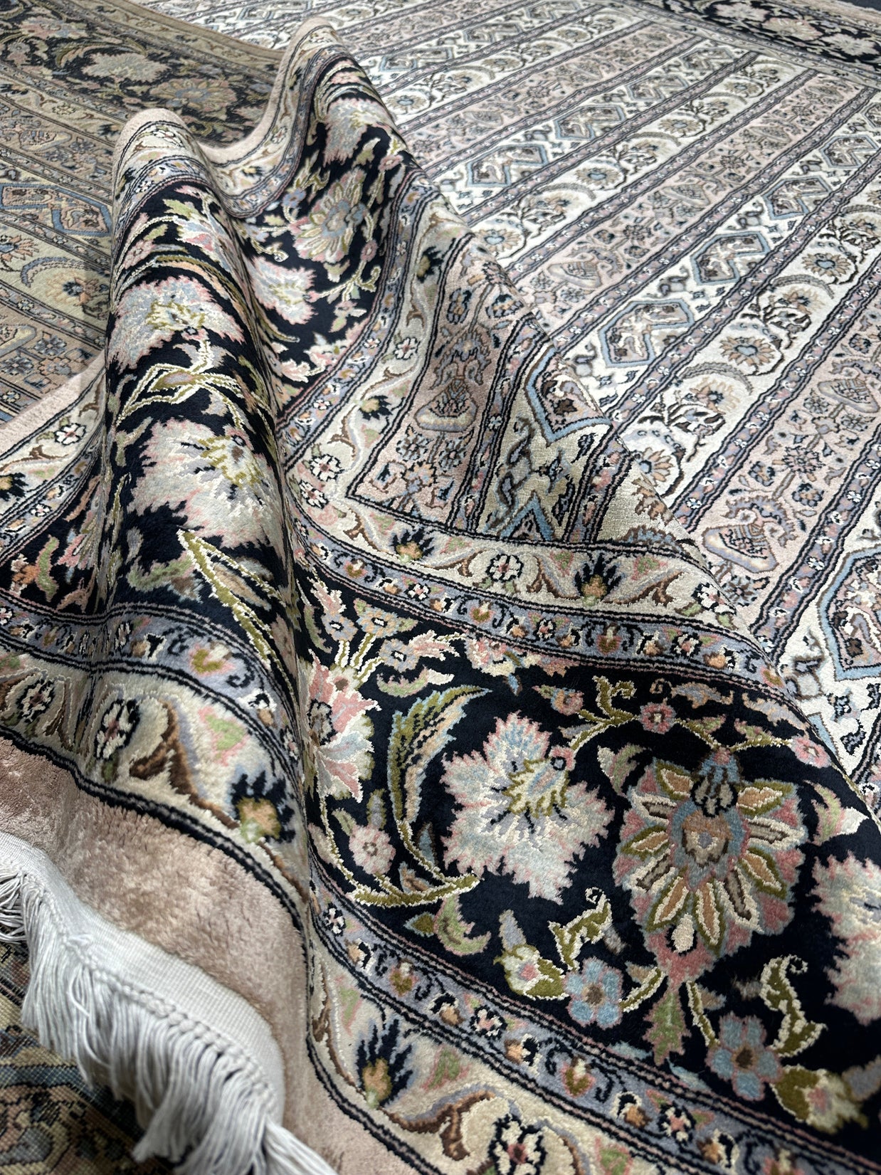 Kashmiri Rug  - 321 cm x 244 cm