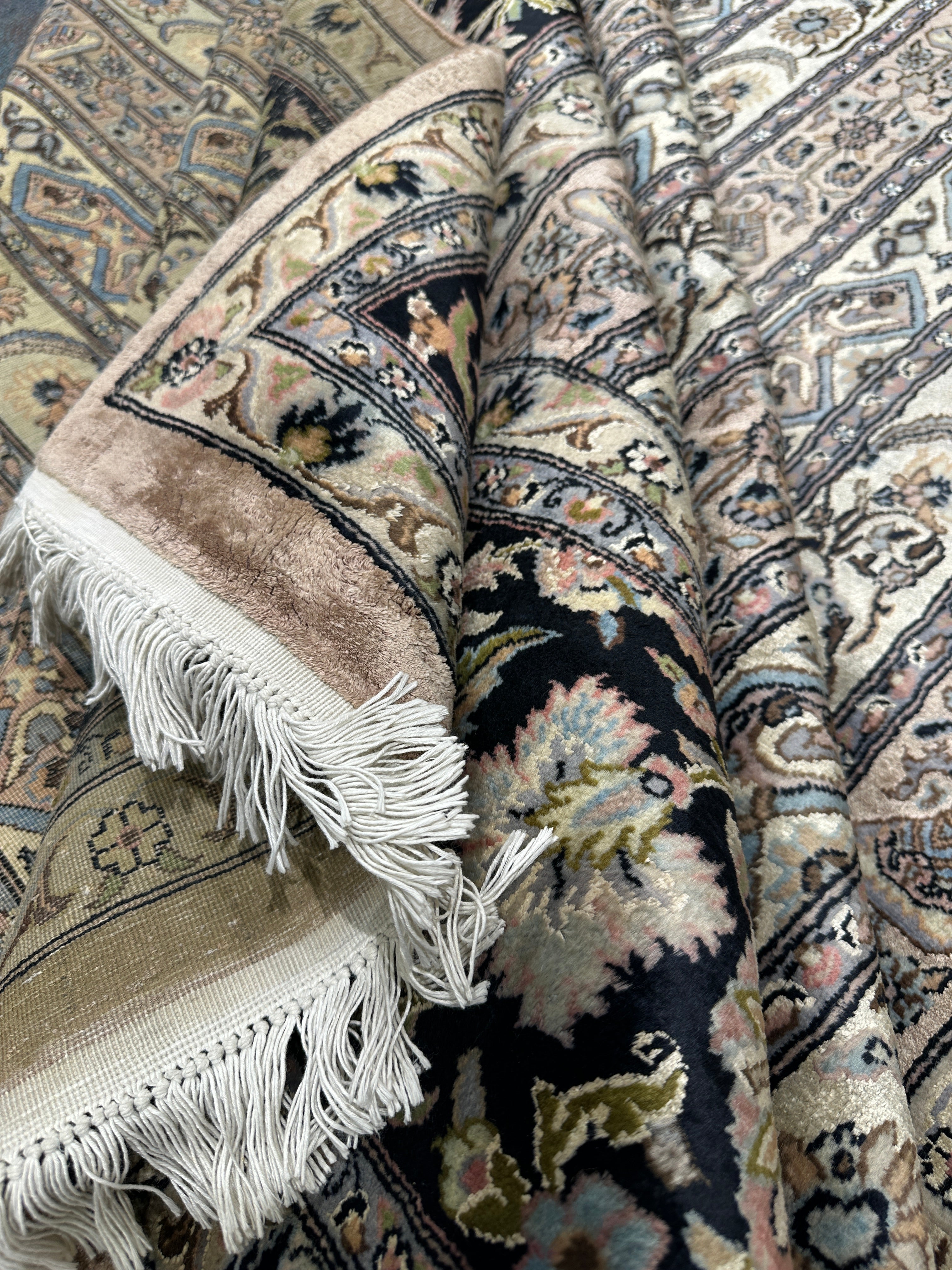 Kashmiri Rug  - 321 cm x 244 cm