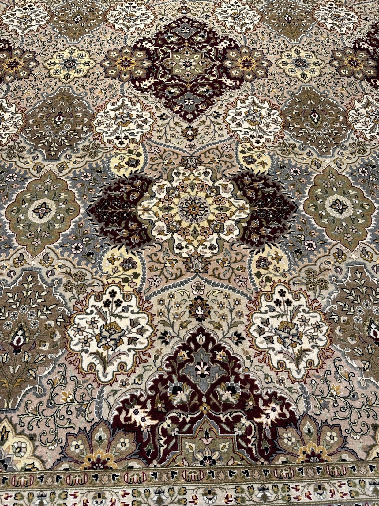 Kashmiri Rug - 378 cm x 273 cm