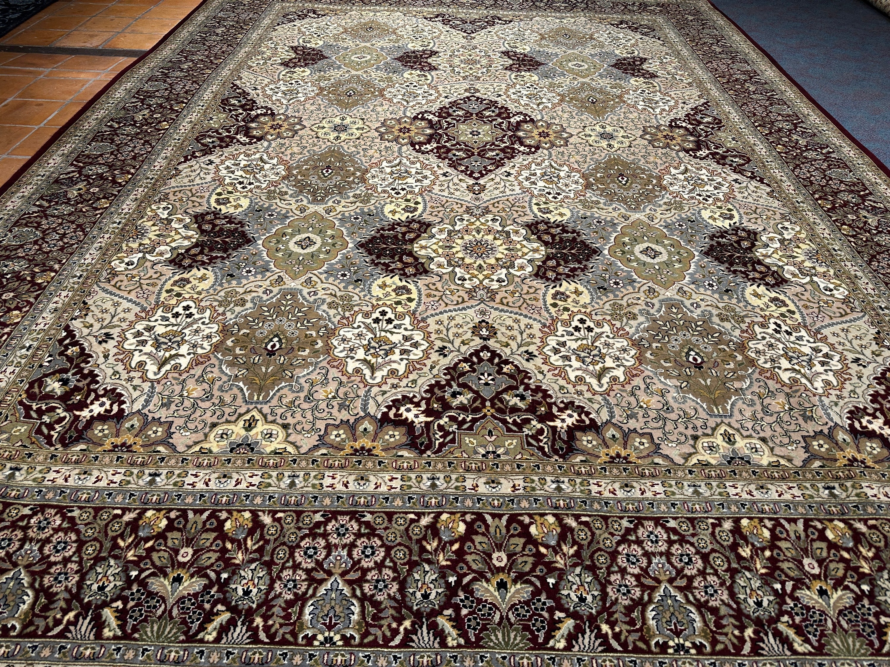 Kashmiri Rug - 378 cm x 273 cm