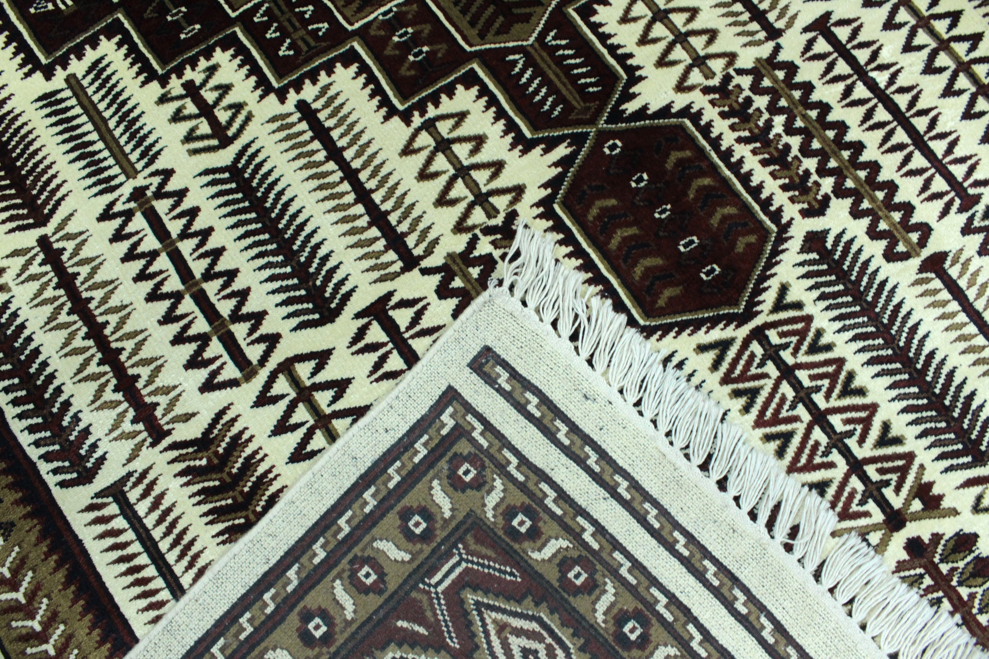 Kashmiri Rug  - 281 cm x 207 cm